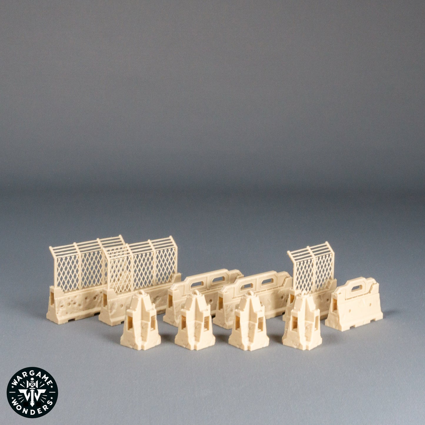 Beton‑Barrikaden mit Gitterzaun