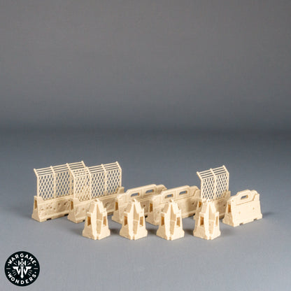 Beton‑Barrikaden mit Gitterzaun