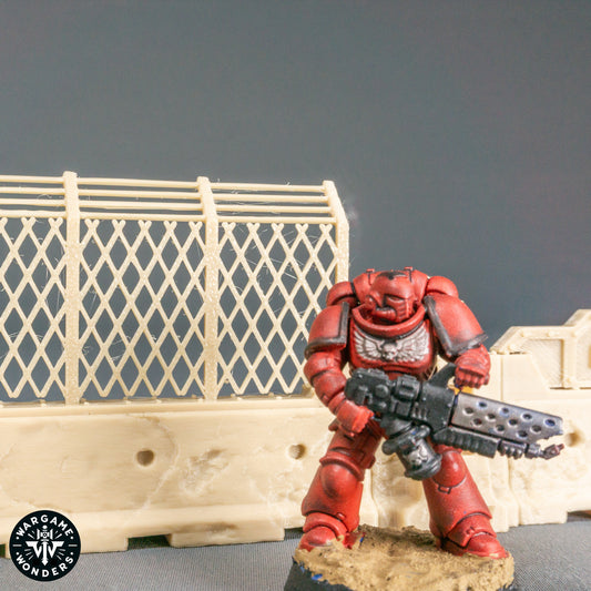 Beton‑Barrikaden mit Gitterzaun