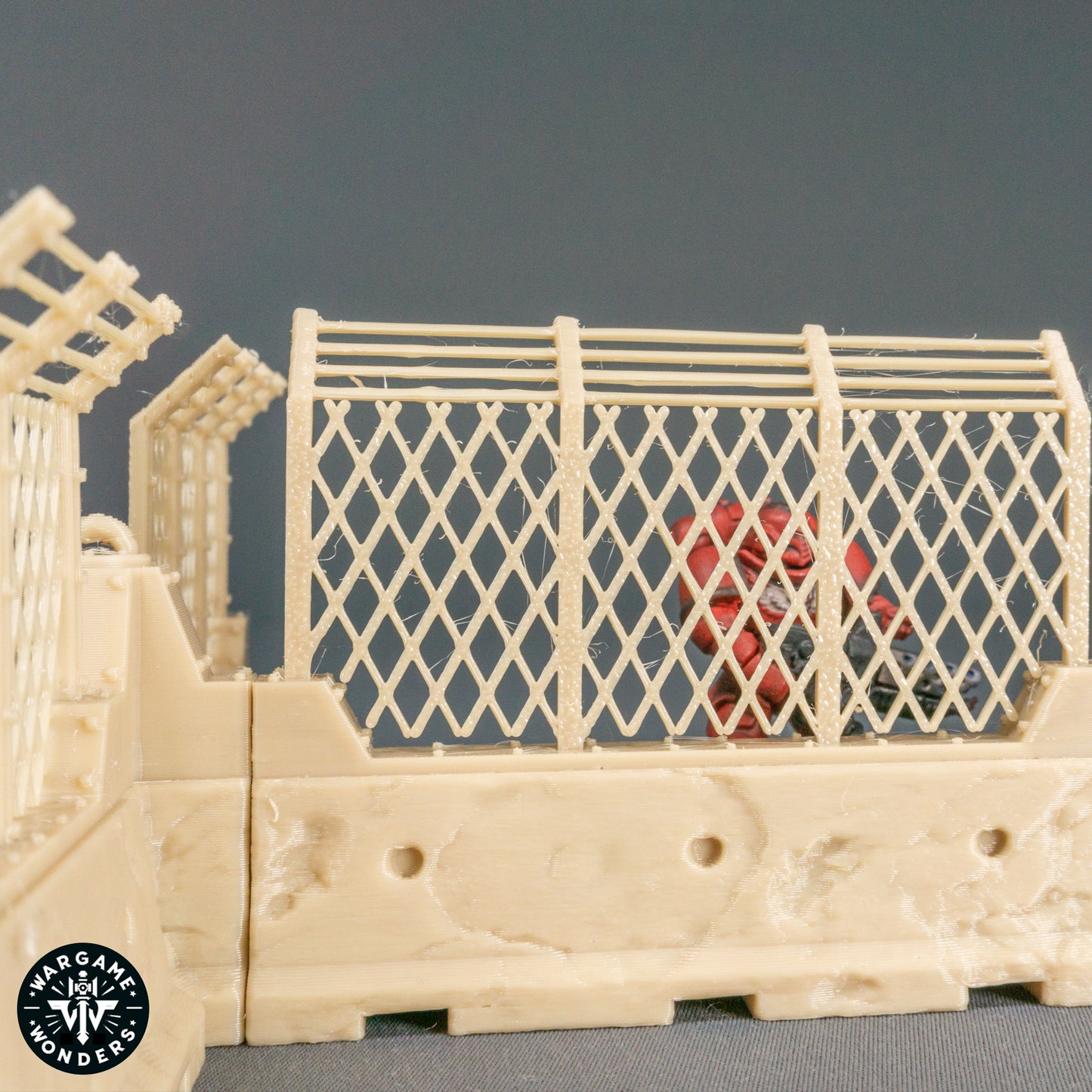 Beton‑Barrikaden mit Gitterzaun