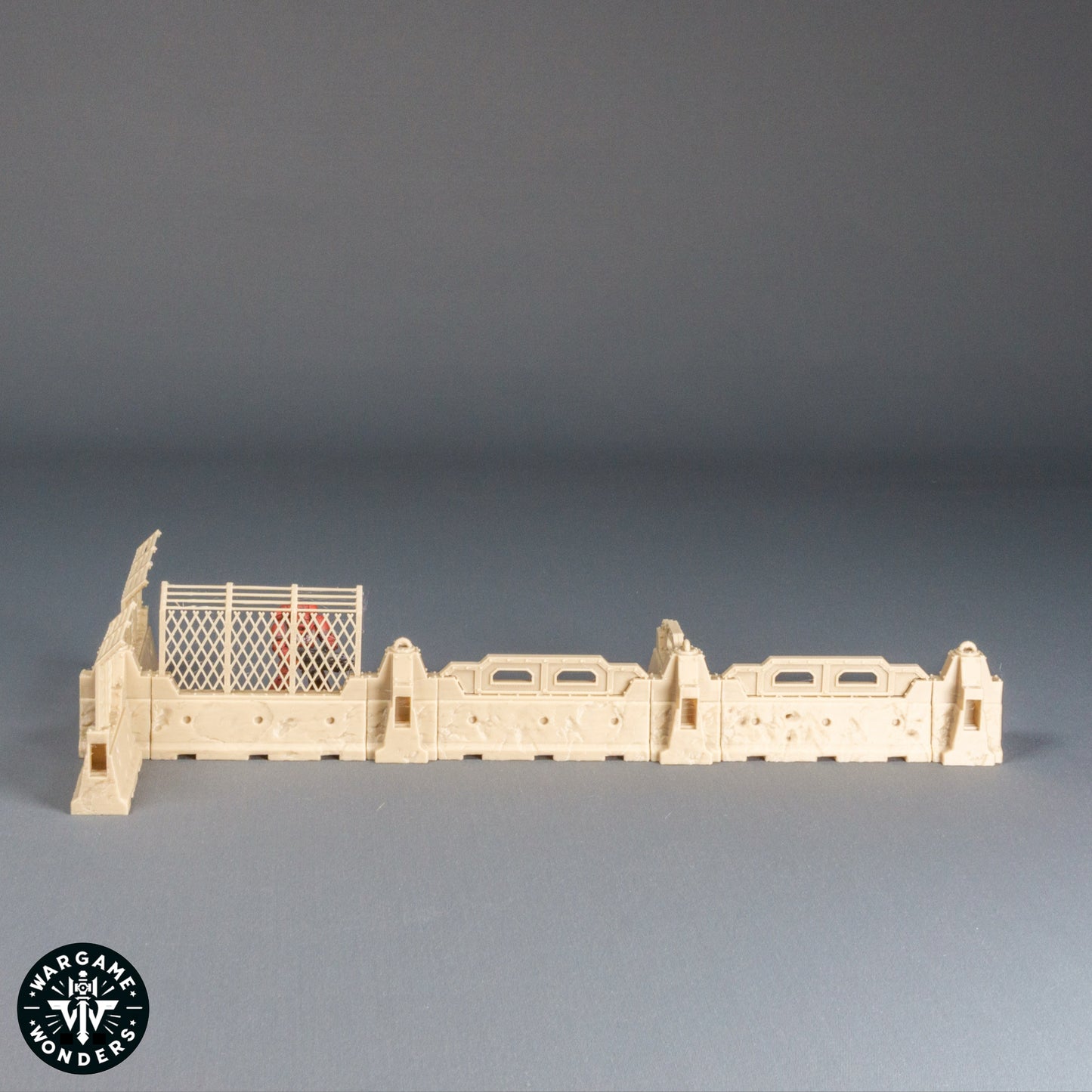 Beton‑Barrikaden mit Gitterzaun