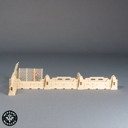 Beton‑Barrikaden mit Gitterzaun