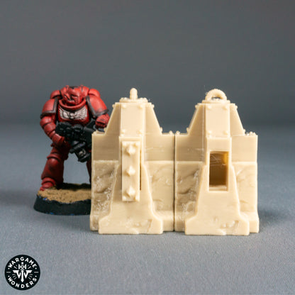 Beton‑Barrikaden mit Gitterzaun